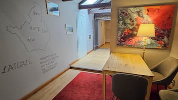 Une pièce comprenant une carte, une table, des chaises, une lampe et un tableau.