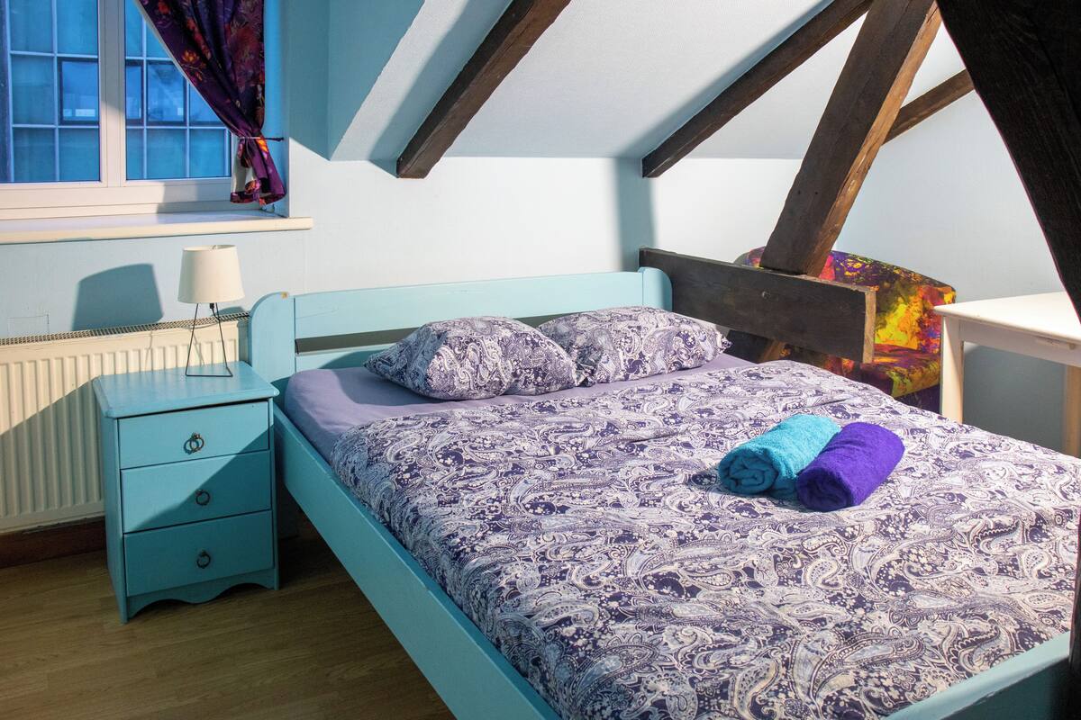 Single Room | Premium bedding, desk, WiFi (free), bed sheets