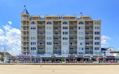 Belmont Towers 411 HUGE BALCONY, Boardwalk, Pool, Gym, Sauna, Ocean & Bay Views!