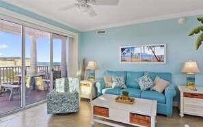 Smart-TV, peis, DVD-spiller og bøker