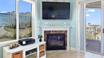 Smart TV, caminetto, lettore DVD, libri