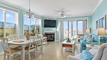 Smart TV, caminetto, lettore DVD, libri