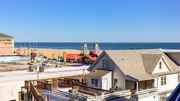 Sulla spiaggia, lettini da mare, teli da spiaggia