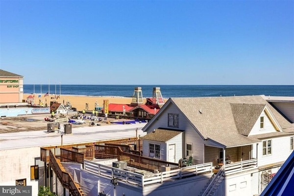 På stranden, solstolar och strandhanddukar