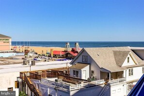 Plage, chaises longues, serviettes de plage