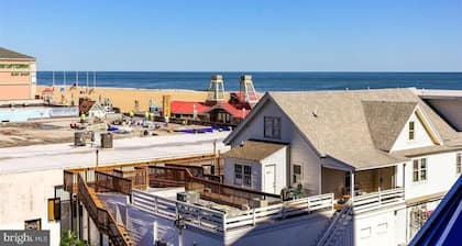 Belmont Towers 411 HUGE BALCONY, Boardwalk, Pool, Gym, Sauna, Ocean & Bay Views!