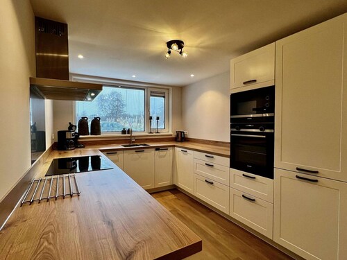 Modern & Cozy Holiday Home Near Beach