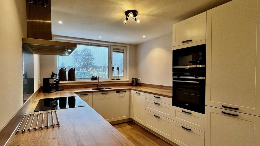 Modern & Cozy Holiday Home Near Beach