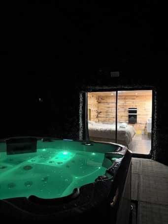 1 bedroom, WiFi, bed sheets. Cabane and Spa