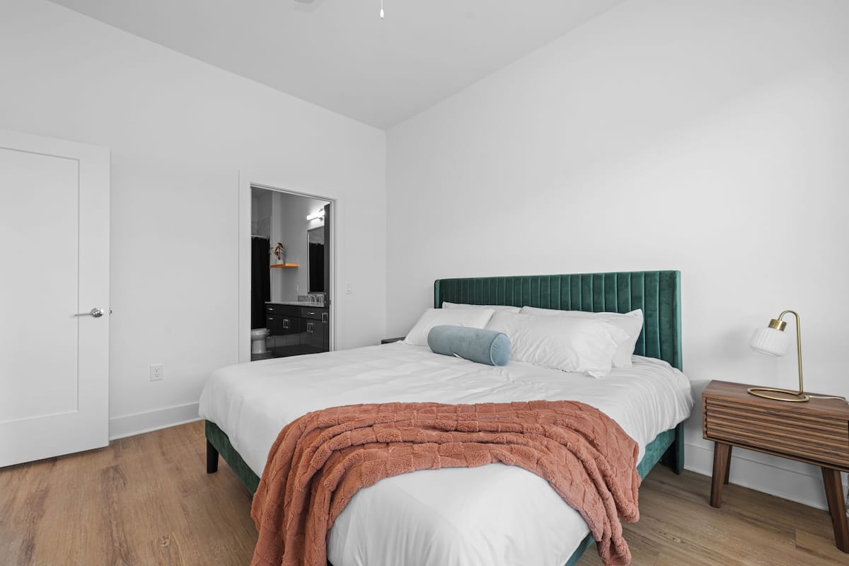 Apartment, 1 Bedroom, Non Smoking | 1 bilik tidur, langsir/tirai gelap terus, seterika/papan seterika