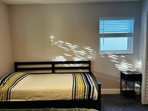 2 室のベッドルーム、アイロン / アイロン台、WiFi (無料)、ベッドシーツ