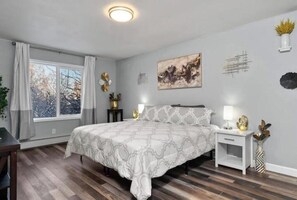 3 bedrooms, iron/ironing board, WiFi, bed sheets - The Gilded Alaskan Venture Home [A] (Anchorage)