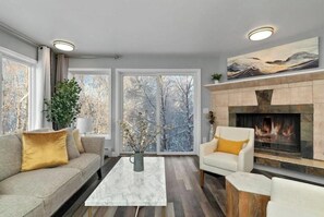 Living area - The Gilded Alaskan Venture Home [A] (Anchorage)
