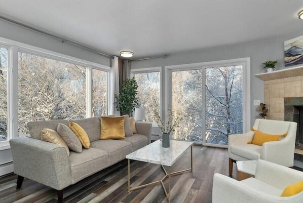 Living area - The Gilded Alaskan Venture Home [A] (Anchorage)