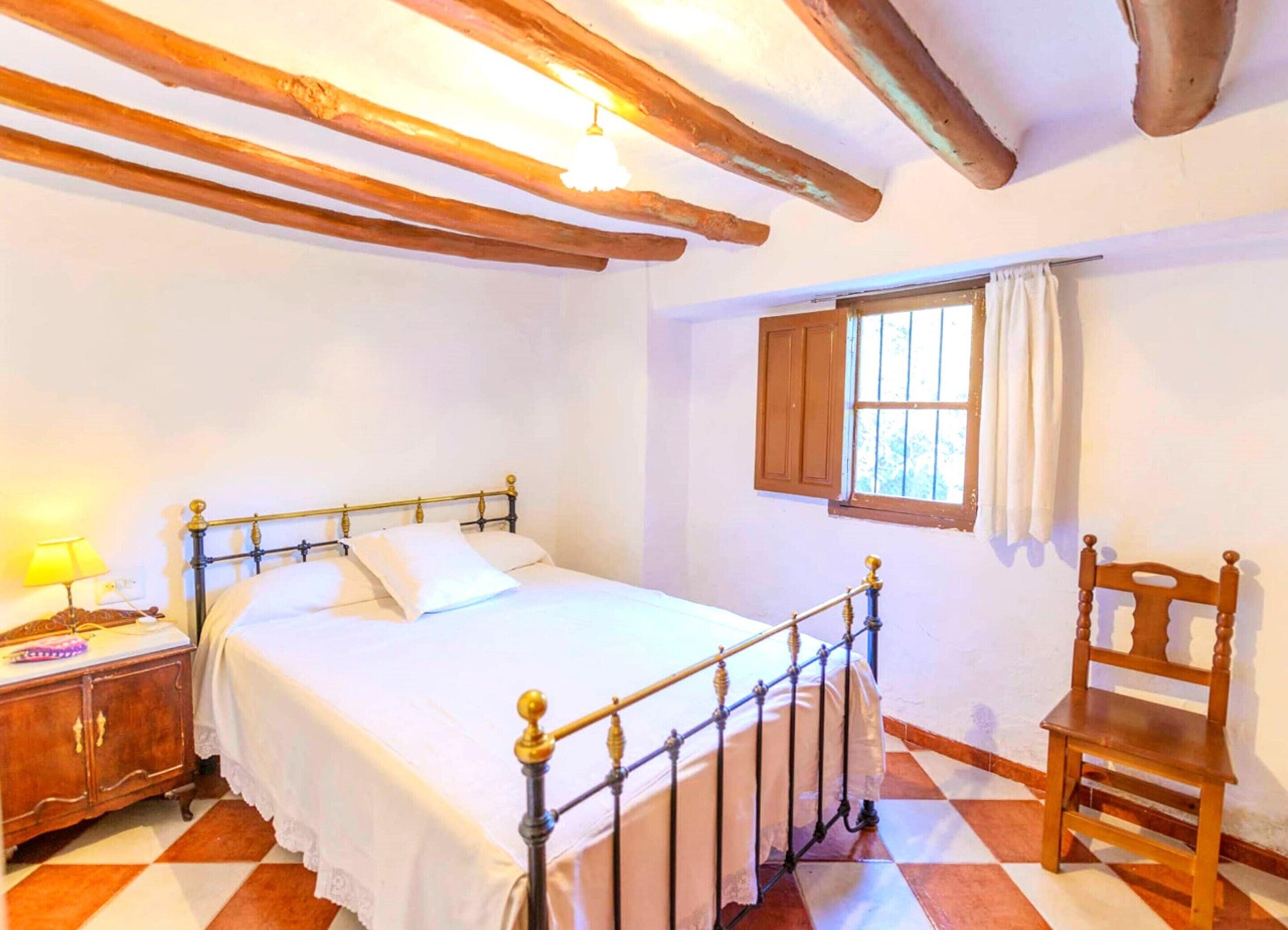 House | 7 bedrooms, individually furnished, iron/ironing board