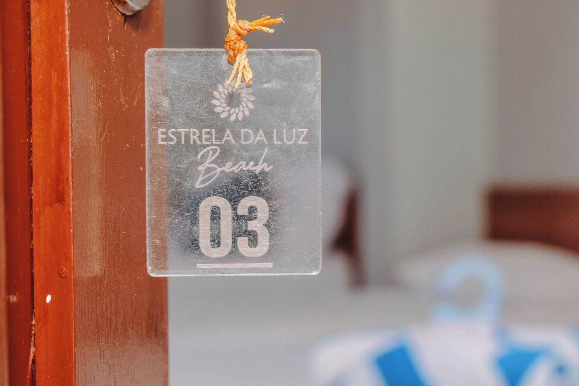 Une pancarte sur une porte avec l’inscription : « ESTRELA DA LUZ, plage 03 ».
