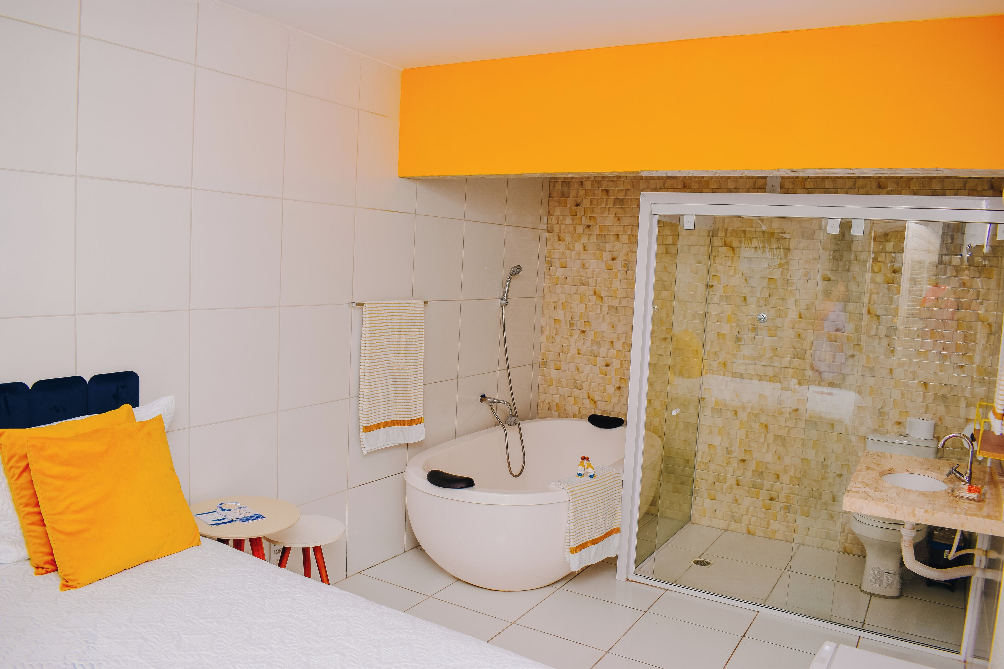 Et moderne badeværelse med badekar, bruser og toilet.
