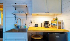 Cabin, 1 Queen Bed, Patio, Mountain View (MM Casa Maia) | Private kitchen | Fridge, microwave, coffee/tea maker, cookware/dishes/utensils - Monte Mahala - Casa Maia (Johnson City)