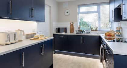 Child-friendly 3-bed house in Sherwood Forest, Edwinstowe with WiFi & Parking