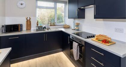 Child-friendly 3-bed house in Sherwood Forest, Edwinstowe with WiFi & Parking