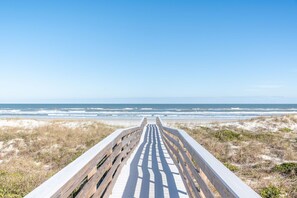 In Strandnähe, Liegestühle, Strandtücher