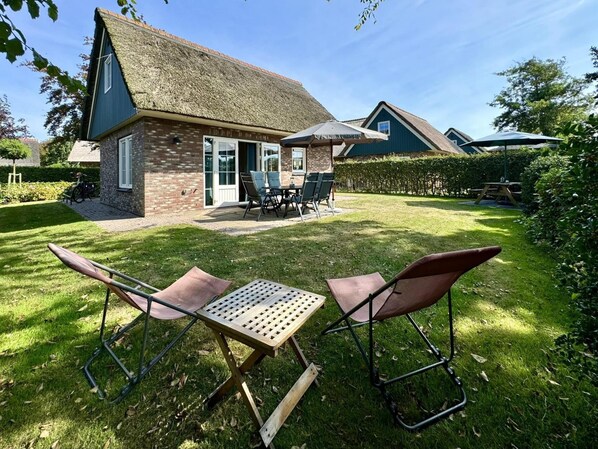 Outdoor dining - Lavish Villa Close to Sea, Beach, Forest (Sint Maartensvlotbrug)