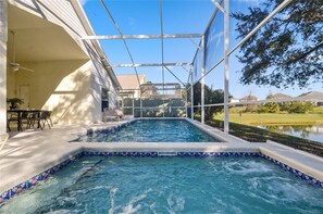 Una piscina al aire libre, una piscina climatizada