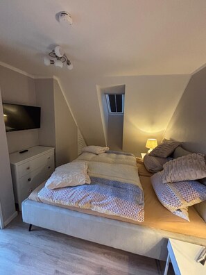 2 habitaciones, tabla de planchar con plancha, cuna de viaje y wifi 