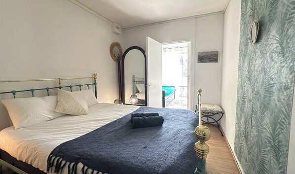 2 عدّة غرف نوم ومكواة/لوح كي وملاءات أسرّة