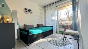 Une chambre à coucher moderne avec un lit, un bureau et une chaise.