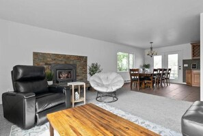 Living area - Jewel of the Lake, 5 Bedroom Family Home w Garage (Anchorage)