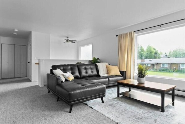 Living area - Jewel of the Lake, 5 Bedroom Family Home w Garage (Anchorage)