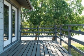 Terrace/patio - Jewel of the Lake, 5 Bedroom Family Home w Garage (Anchorage)