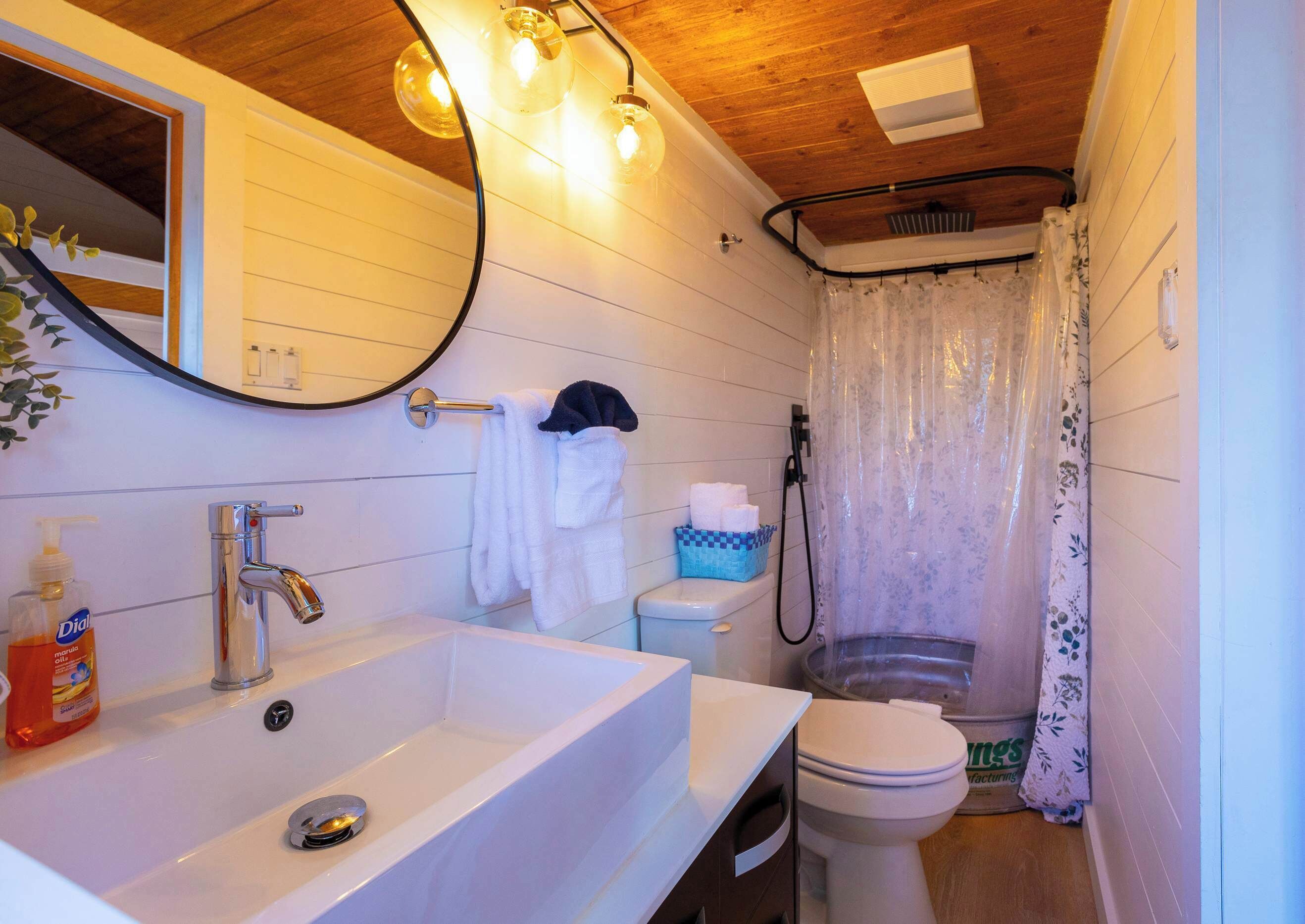 Rumah, Beberapa Tempat Tidur, patio, pemandangan gunung (Monte Mahala) | Kamar mandi | Shower dan handuk