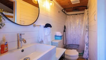 Rumah, Beberapa Tempat Tidur, patio, pemandangan gunung (Monte Mahala) | Kamar mandi | Shower dan handuk