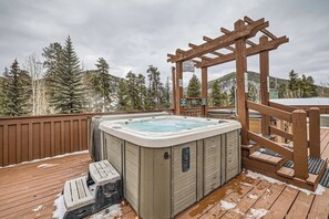 Terrace/patio - Elevated Comfort: A Spacious Mountain Home with Stunning Views (Keysone)