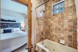 Jetted tub, towels, shampoo, toilet paper - Elevated Comfort: A Spacious Mountain Home with Stunning Views (Keysone)