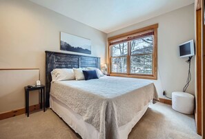 4 bedrooms, free WiFi, bed sheets - Elevated Comfort: A Spacious Mountain Home with Stunning Views (Keysone)