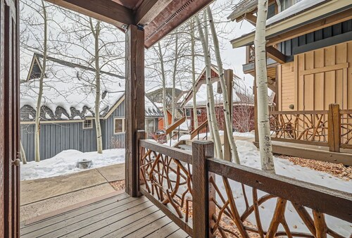 Elevated Comfort: A Spacious Mountain Home with Stunning Views