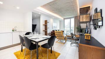 Executive Apartment, City View | Living area