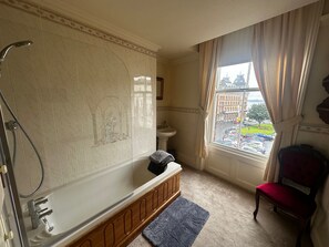 Apartment | Bathroom | Combined shower/bathtub, deep-soaking bathtub, towels, toilet paper