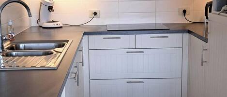 Microonde, forno, piano cottura, lavastoviglie