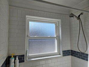 ヘアドライヤー、タオル、石鹸、トイレットペーパー