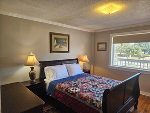 3 bedrooms, iron/ironing board, WiFi, bed sheets - Welcome Travelers: the parade route, downtown Mobile, and BFM are all right here (Mobile)