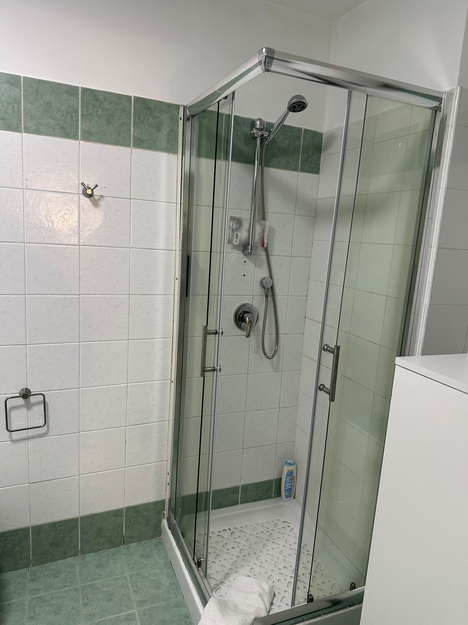 Douche, sèche-cheveux, bidet, serviettes fournies