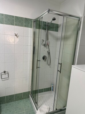 Dutxa, assecador de cabells, bidet i tovalloles 