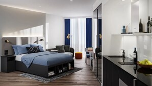 Egy modern hálószoba, amelyben található egy ágy, egy éjjeliszemélyzet, és kilátás nyílik a nappalira.