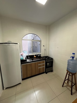 Fridge, microwave, oven, stovetop - Apartment 1 min from the beach (Centro Itapema)
