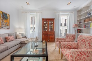 TV - Elegant Spacious Apartment for 4 High Ceilings & Natural Light Madrid (Madrid)