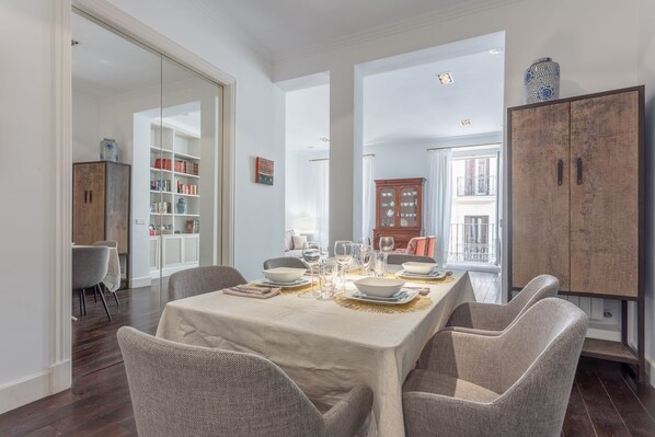 Dining - Elegant Spacious Apartment for 4 High Ceilings & Natural Light Madrid (Madrid)